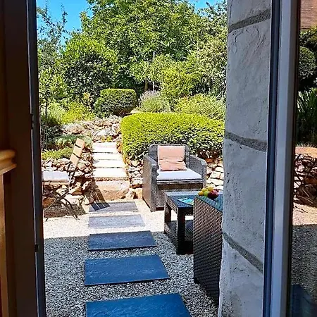 玛哈拉尼斯住宿加早餐旅馆 度假居 *